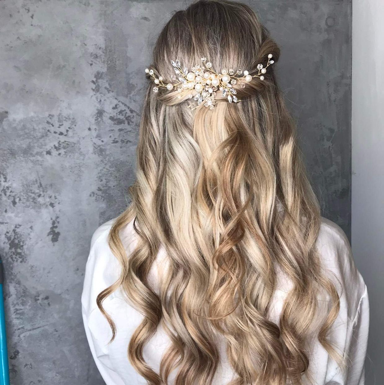 Fale z ozdobną spinką w stylu ślubnym